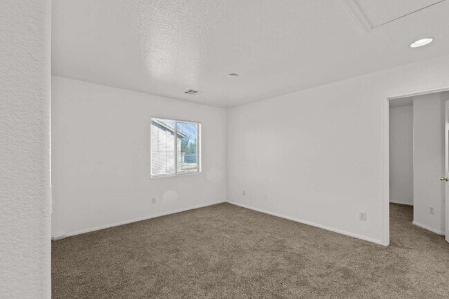Building Photo - "Spacious 3-Bedroom Oasis with 2.5 Baths on Grandmother Hat Street, North Las Vegas!"