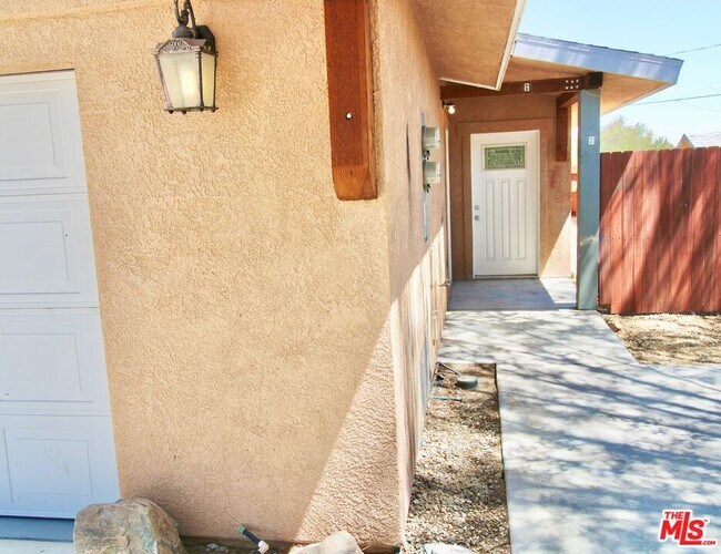 Building Photo - 6587 Oasis Ave
