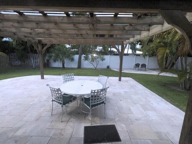 Building Photo - 1260 Manor Dr