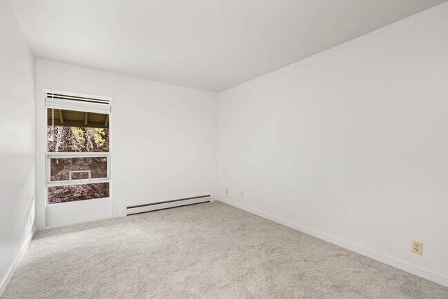 Building Photo - 860 100th Ave NE