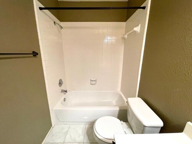 Building Photo - Lovely 3 Bedroom/2.5 Bathroom in Round Rock!