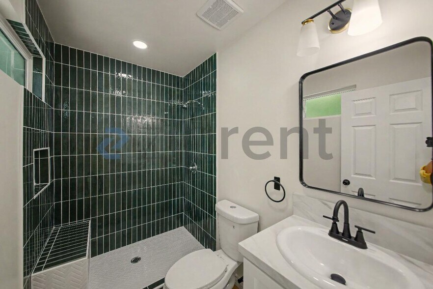 Building Photo - Unit