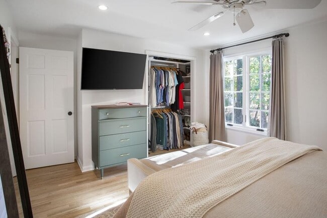 Building Photo - 8885 Bay Dr