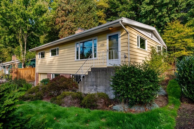 Primary Photo - Spacious 4BR/2 BA Home in Quiet North-End ...