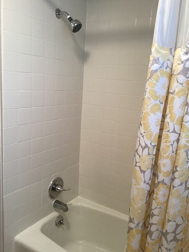 Building Photo - Roomy Updated Home in Established Neighbor...