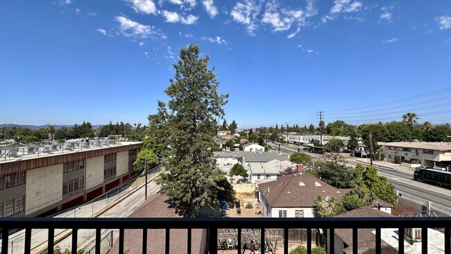 Building Photo - Stylish 2-Bedroom with In-Unit Laundry & B...