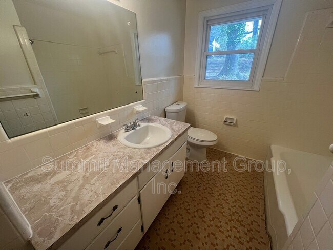 Building Photo - 8293 Lakeview Dr SW