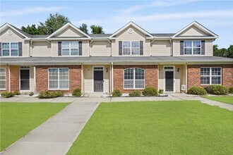 Building Photo - Spacious 3-Bedroom Townhouse in Prime Savannah Location!