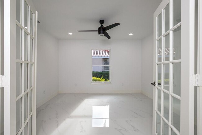 Building Photo - Heatherwood Lake Front Pool Home in St. Lucie West