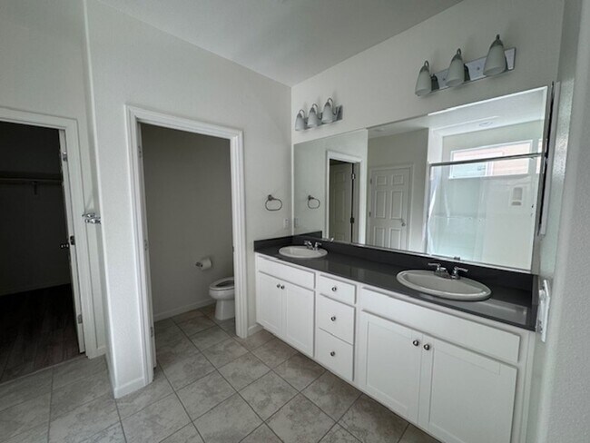 Building Photo - Beautiful, Single Story 3 Bedroom Home in ...