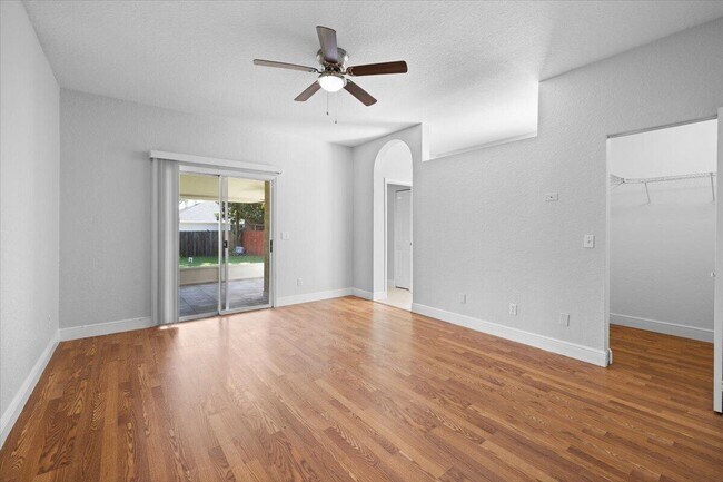 Building Photo - 2385 SW Neal Rd