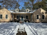 Building Photo - Fully Furnished 3 Bed 2 Bath Home