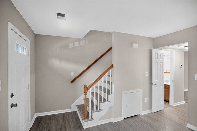 Building Photo - 2 Large Bedroom 2 level Townhouse in Fredericksburg