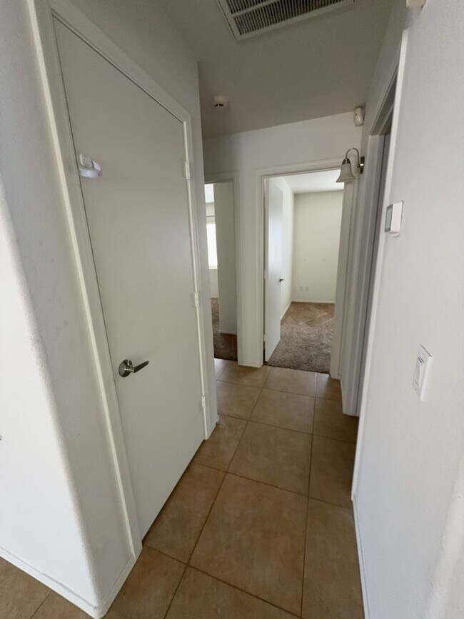 Building Photo - 3bedrom 2 bath