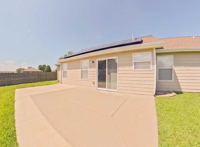 Building Photo - Fenced In Yard + Pet Friendly + Bonus Storage Shed + Stainless Steel Appliances + Washer & Dryer ...