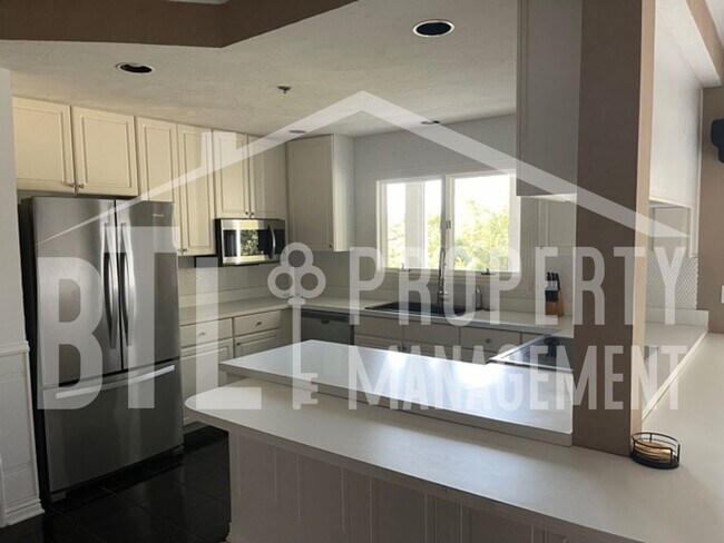 Building Photo - Beautiful Two Bedroom Condo in Palace View Place