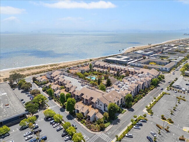 Building Photo - 2101 Shoreline Dr