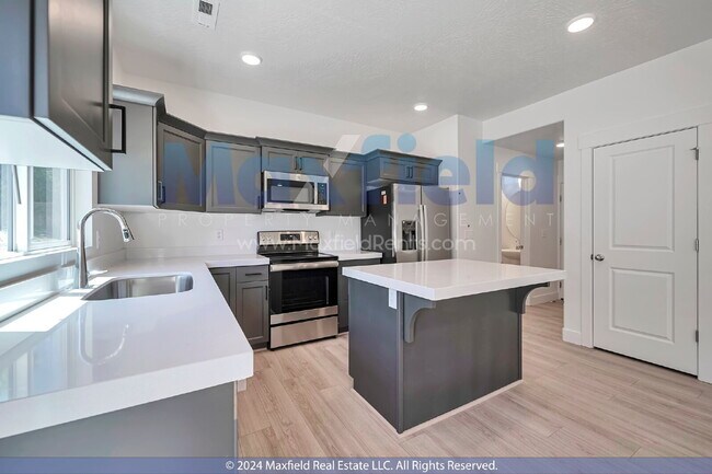 Building Photo - Beautiful Interior Townhouse - 3BD 3BA 2GA