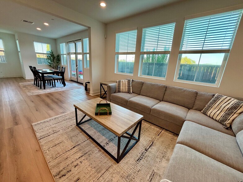 Building Photo - 8718 Aruba Ln