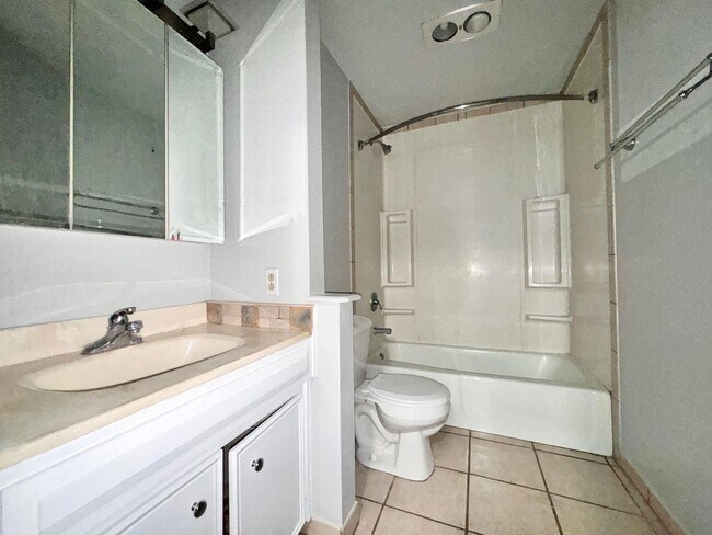Building Photo - 3 bed 3 bath 2 car garage brick town home now available