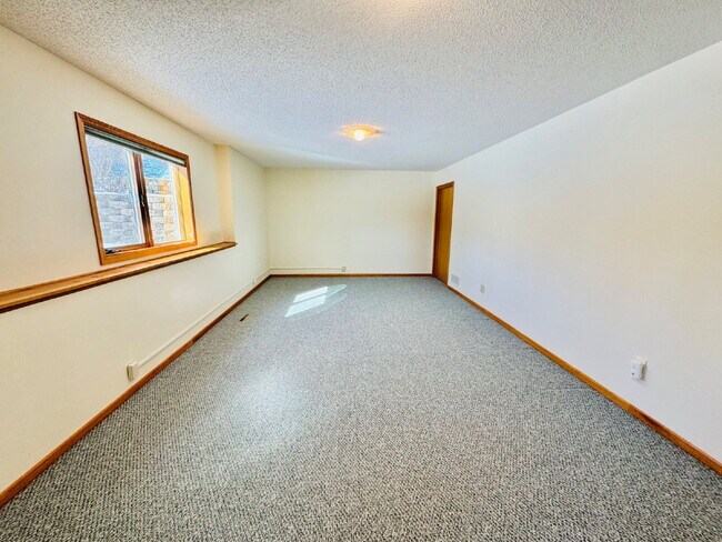 Building Photo - Charming Chaska Retreat: Spacious Single Family Homer 3-Bedroom 2.5 Bathroom Home with Finished B...