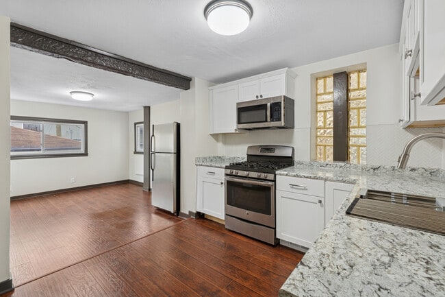 Building Photo - 3045 W Eastwood Ave