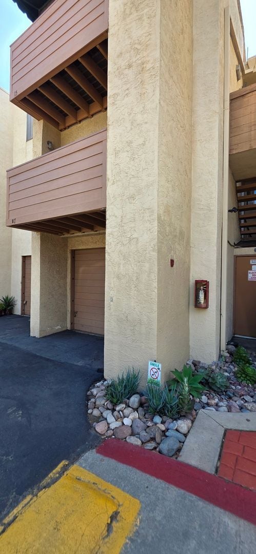 Building Photo - 1 Bedroom Bonita Condo Furnished/Unfurnished With Upgrades