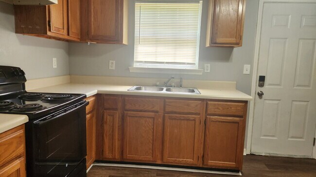 Building Photo - Refreshed 2BR/1BA duplex apartment for rent!