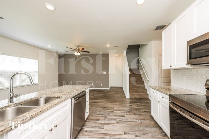 Building Photo - 7332 Parkside Pl Dr