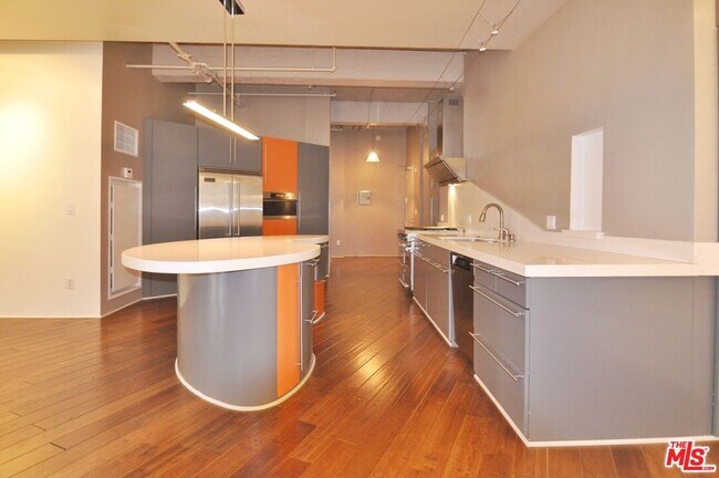 Building Photo - 849 S Broadway