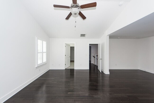 Building Photo - 4 Bedroom 3.5 Bath House in Lawton Park - ...