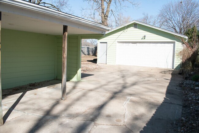 Building Photo - Cozy 1 Bedroom with 2 stall garage