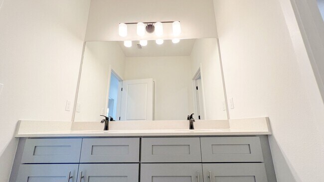 Building Photo - AVAILABLE NOW! 4 BD/2BA Home in Beautiful Palm Bay!! Wonderful home ready for move-in.