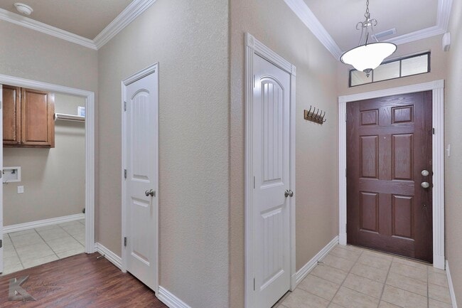 Building Photo - 4 bed 2 bath; newer carpet!