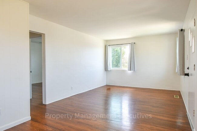 Building Photo - 3 Bedroom, 2 Bath House with Large Backyard