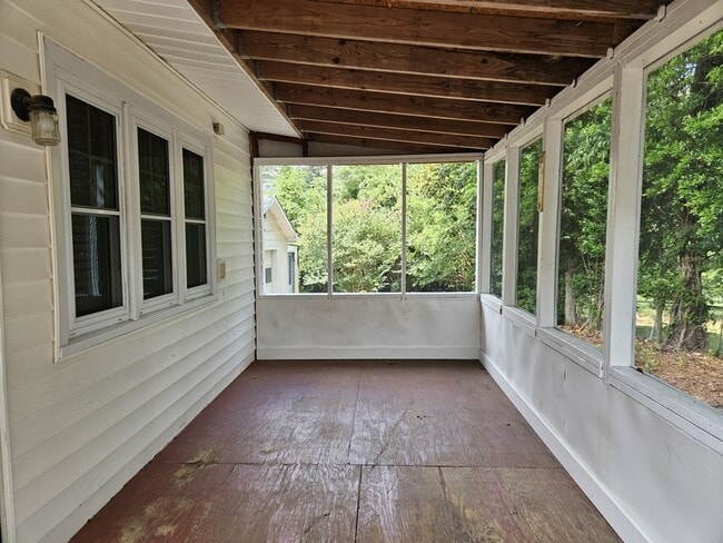 Building Photo - 1737 Ireland Dr