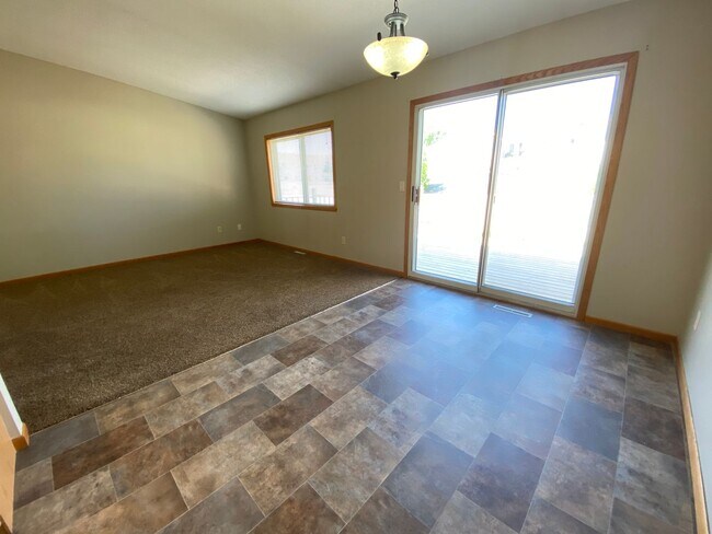Building Photo - 3 Bedroom Townhome in South Fargo!!