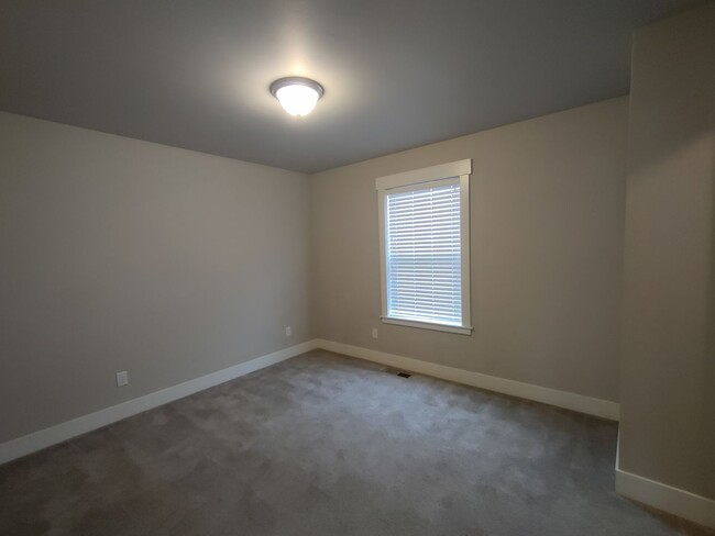 Building Photo - Spacious 3 bedroom 2.5 bath w/ an office a...