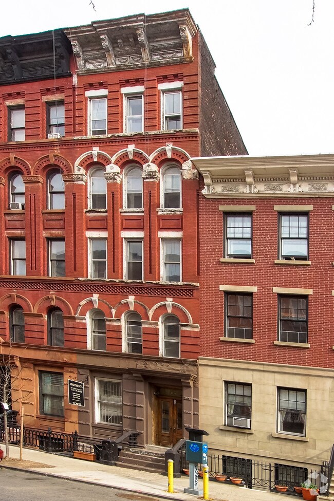 Primary Photo - 21 1/2 King St