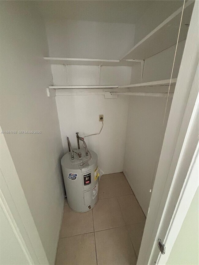 Building Photo - 1211 NE 6th St