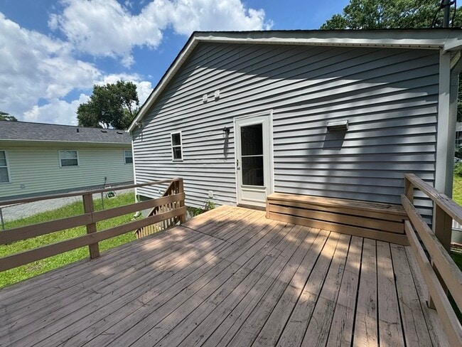 Building Photo - Adorable 3 bed 2 Bath SFH! Big Back yard a...