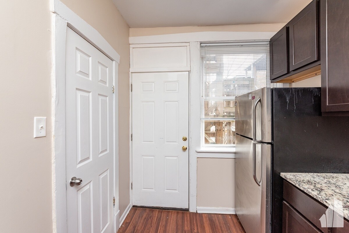 Building Photo - 3757 W Sunnyside Ave