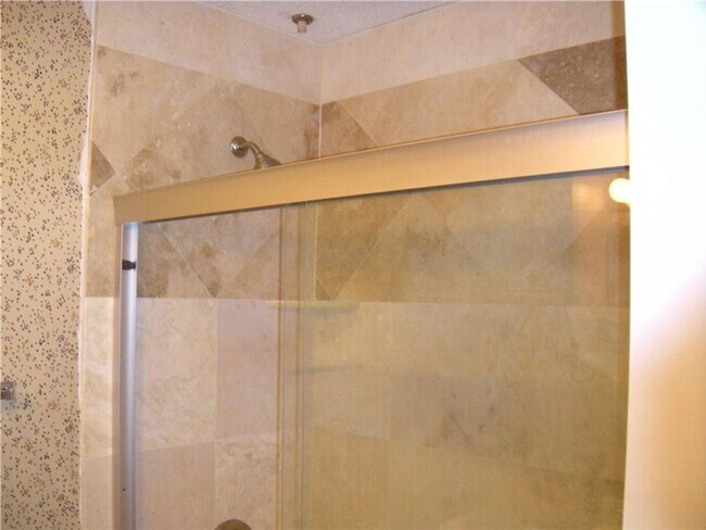 Building Photo - Gables 11 - 2 Bed - 1 1/2 Bath - 2 Car Personal Garage