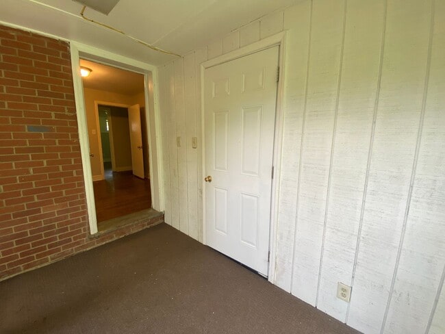 Building Photo - 3 Bedroom, 1.5 Bathroom House in Greensboro!