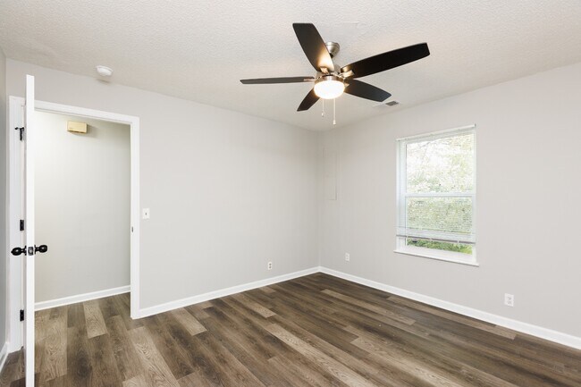 Building Photo - 3223 Alpine Ave