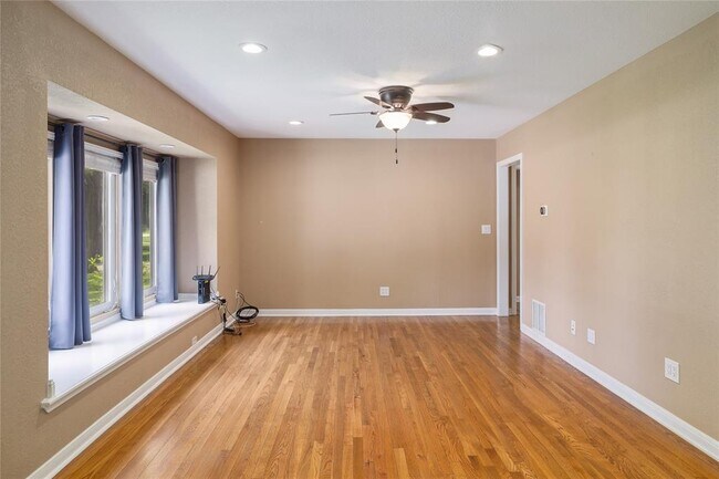 Building Photo - 305 Sunset Dr