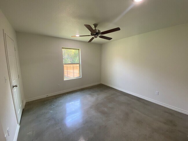 Building Photo - 2306 Alterman Dr