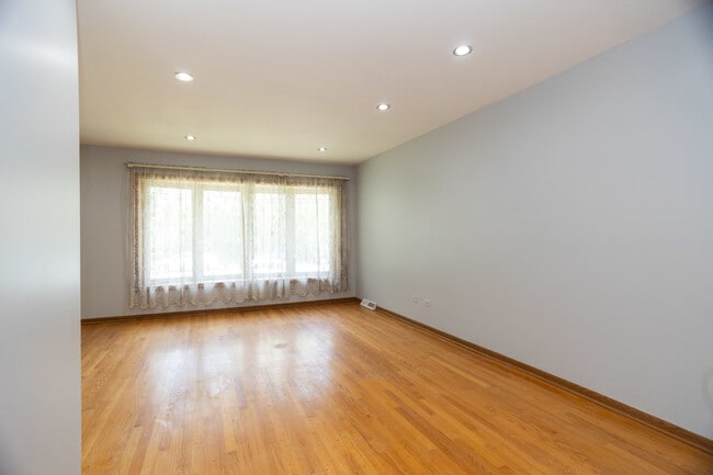Building Photo - 5712 N Avondale Ave