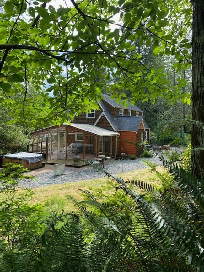 Building Photo - 4 Bedroom Upstairs Unit in a Country Setting