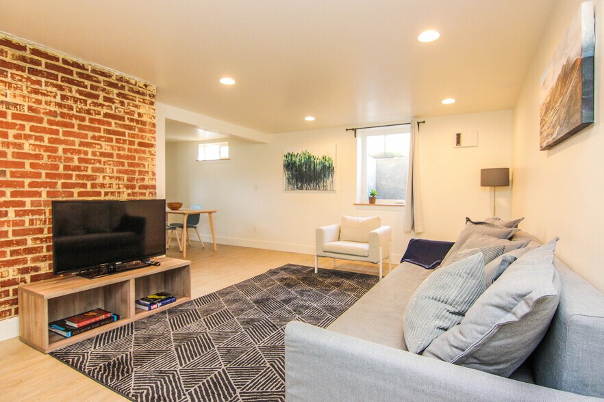 Building Photo - 5115 N Concord Ave